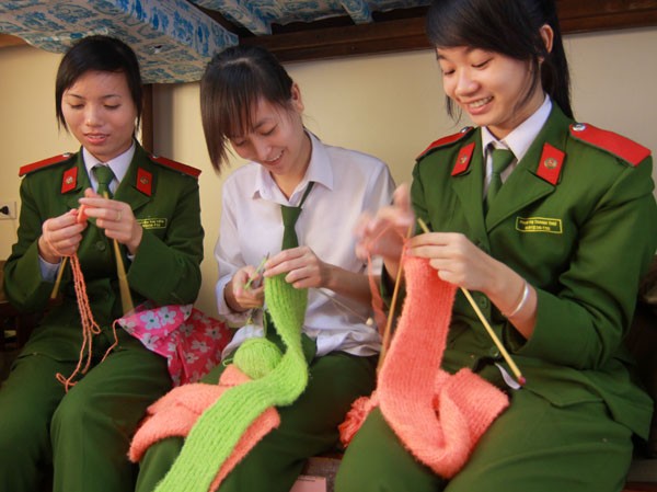 Nữ sinh cảnh sát đan khăn tặng trẻ vùng cao Nữ sinh cảnh sát đan khăn tặng trẻ vùng cao