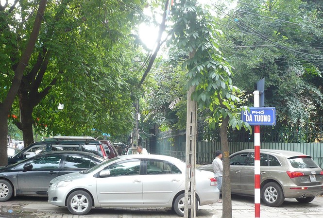 Tràn lan điểm trông giữ xe trên phố Theo chuyên gia gần 100.000 m2 đất trong giữ xe (chủ yếu nằm ở lòng đường và vỉa hè) đang do các đơn vị tư nhân khai thác. Ảnh: Trọng Đảng
