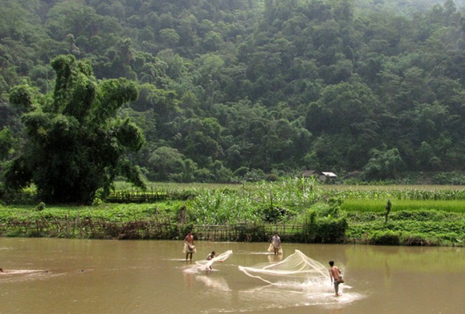 Mưu sinh trên Hồ Ba Bể Mưu sinh trên Hồ Ba Bể