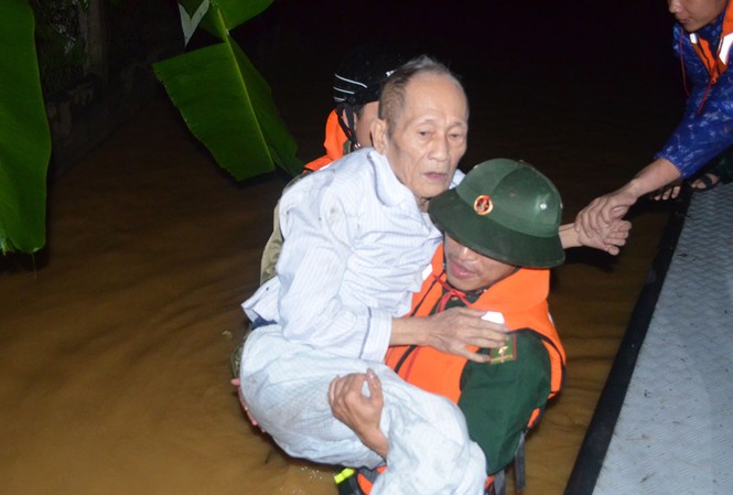 Tình người nơi rốn lũ Tình người nơi rốn lũ