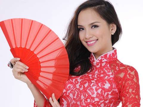 Diễm Hương đẹp lộng lẫy với áo dài ren Diễm Hương đẹp lộng lẫy với áo dài ren