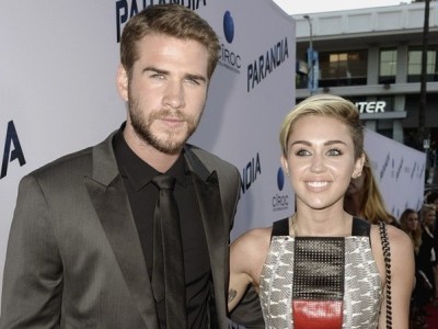 Miley Cyrus tình tứ bên chồng chưa cưới Miley Cyrus tình tứ bên chồng chưa cưới