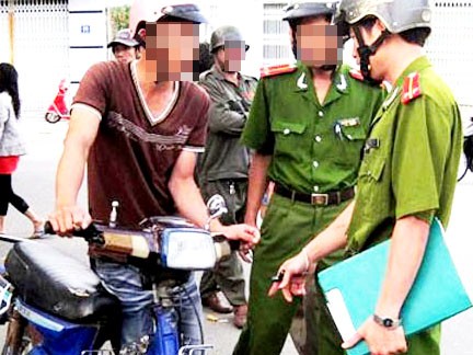 Đánh thượng sĩ công an dập mặt vì bị thu xe gian Đánh thượng sĩ công an dập mặt vì bị thu xe gian