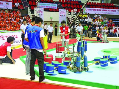 Chung kết Sáng tạo robot Việt Nam 2013 Một trong 4 đội tuyển robocon
của ĐH Duy Tân