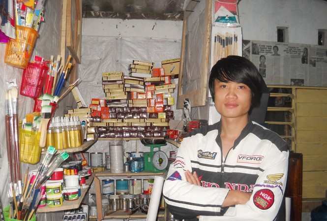 Huy 'họa phẩm' Huy với quầy họa phẩm siêu nhỏ