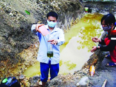 Đổ xô đào đất tìm... xăng Xăng vớt lên từ dưới giếng có màu xanh như xăng A 92
