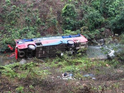 Xe khách lao xuống vực, 46 người thương vong Xe khách lao xuống vực, 46 người thương vong