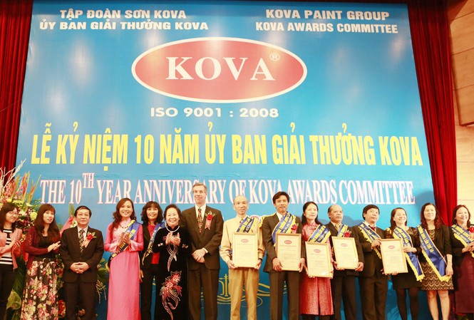 10 năm Giải thưởng Kova Phó Chủ tịch nước Nguyễn Thị Doan trao giải thưởng Kova cho những tập thể xuất sắc