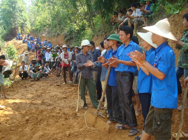 10 công trình đổi thay cuộc sống Niềm vui của TNTN khi khai thông con đường nối liền hai xã Mường Lai (Yên Bái) và Yên Lâm (Tuyên Quang)