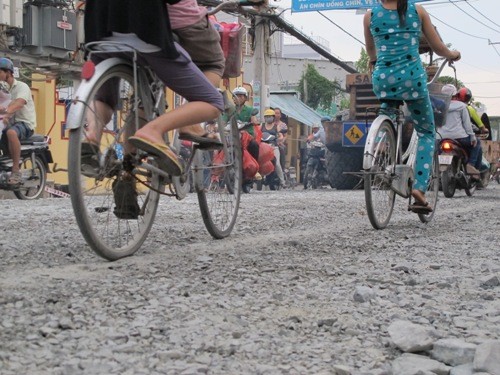 Rơi khỏi xe máy, bé gái bị xe tải cán chết Rơi khỏi xe máy, bé gái bị xe tải cán chết