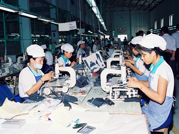Cơ hội & thách thức Kinh tế nước ta vẫn còn dựa nhiều vào lợi thế công nhân rẻ