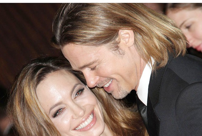 Brad Pitt đặt cược với Clooney ở Oscar Brad Pitt và Angelina Jolie ngày càng thắm thiết. Ảnh: Voici