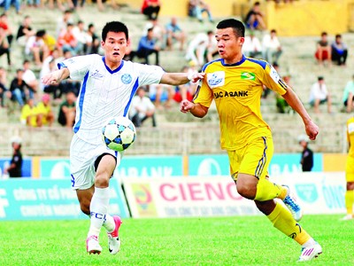 Công Vinh - Gánh nặng của CLB bóng đá Hà Nội Công Vinh - Gánh nặng của CLB bóng đá Hà Nội