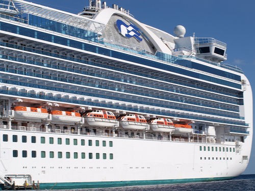 Hai tàu cập cảng khẩn cấp vì 400 hành khách nhiễm virus Hình ảnh con tàu Ruby Princess