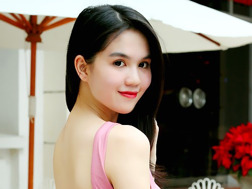 Tự tin khoe lưng gợi cảm Tự tin khoe lưng gợi cảm
