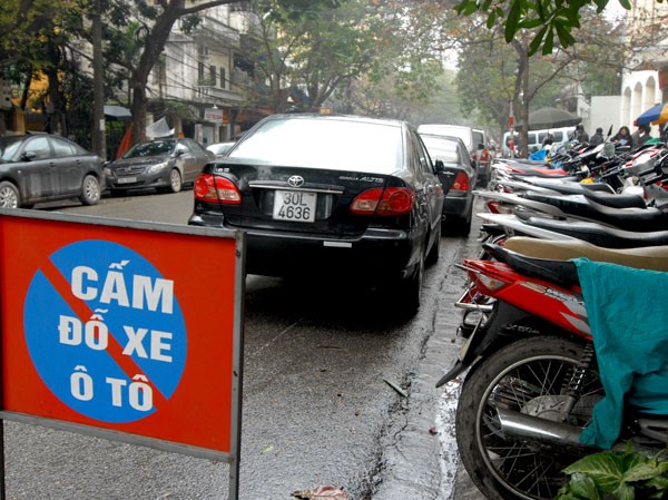 Xe máy, ô tô đỗ ngổn ngang trên phố cấm Nhiều tuyến phố cấm cũng như không