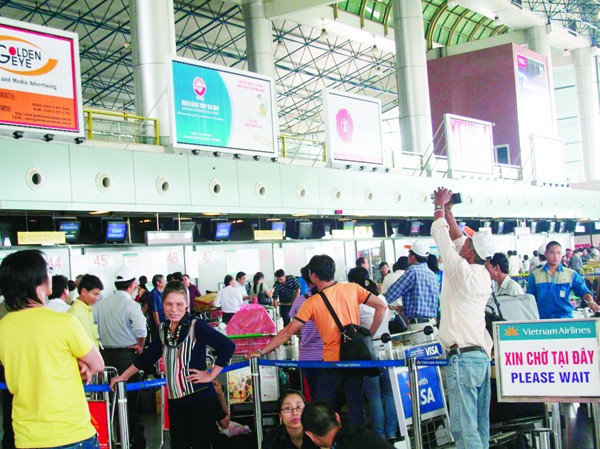 Hàng không kêu lỗ và chuyện tăng giá vé Khách đi máy bay ngày càng đông nhưng các hãng bay nội địa vẫn kêu lỗ. Ảnh: Gia Khánh