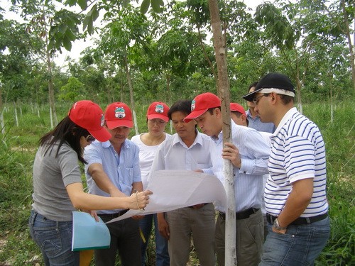 Hoàng Anh Gia Lai thay đổi chiến lược kinh doanh Ông Đoàn Nguyên Đức đưa các nhà đầu tư tham quan rừng cao su tại Atapeu ( Lào).