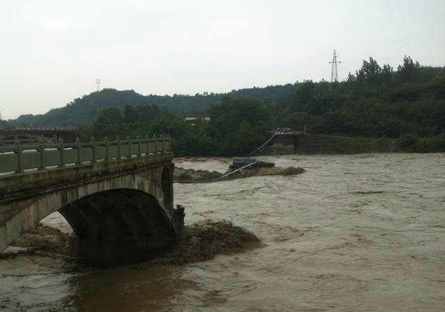 Sập cầu, người và xe cộ rơi xuống sông Cây cầu bị sập ở Tứ Xuyên khiến nhiều người và xe cộ rơi xuống sông