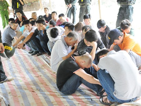 Nghe trinh sát kể chuyện 'bắt bạc' ở Hòa Bình Các con bạc bị bắt giữ. Ảnh: Tuấn Nguyễn