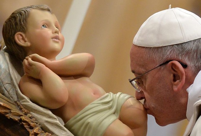 Chùm ảnh: Giáng sinh trên khắp thế giới Giáo hoàng Francis hôn bức tượng cậu bé Jesus