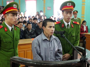 'Nghịch tử' nhiễm HIV giết mẹ để cướp tiền "Nghịch tử" Bùi Hoàng Tùng tại phiên tòa