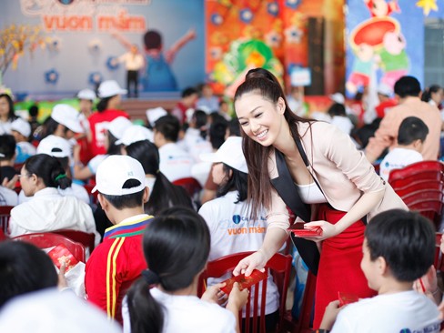 Khánh My tặng lì xì cho trẻ em nghèo Khánh My tặng lì xì cho trẻ em nghèo