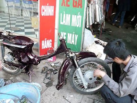 Lật tẩy mánh móc tiền của thợ sửa xe máy Lật tẩy mánh móc tiền của thợ sửa xe máy