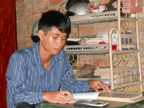 Từ cậu bé chăn bò đến thủ khoa đại học Từ cậu bé chăn bò đến thủ khoa đại học
