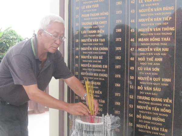 Vui buồn bên chân cầu Cần Thơ Bia tưởng niệm 55 nạn nhân bên chân cầu Cần Thơ luôn ấm khói hương. Ảnh: Trung Tính