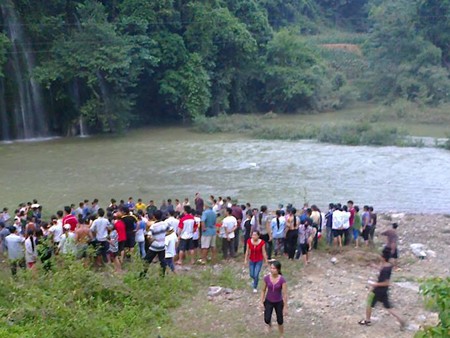 Tìm thấy thi thể 4 thanh niên tình nguyện chết đuối Đông đảo người dân đến theo dõi công cuộc tìm kiếm thi thể bốn nạn nhân bị đuối nước ở suối Mưa Rơi. Ảnh: CTV