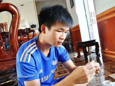 Cậu sinh viên biến đồ phế thải thành tranh Cậu sinh viên biến đồ phế thải thành tranh