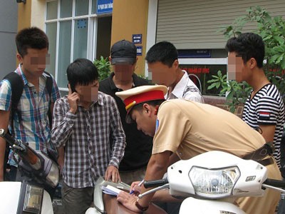 Bị tuýt còi, gọi “người thân”! Bị tuýt còi, gọi “người thân”!
