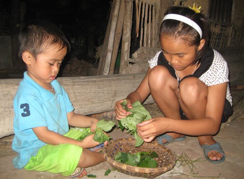 Bé 12 tuổi chăm ông mù lòa Bé 12 tuổi chăm ông mù lòa