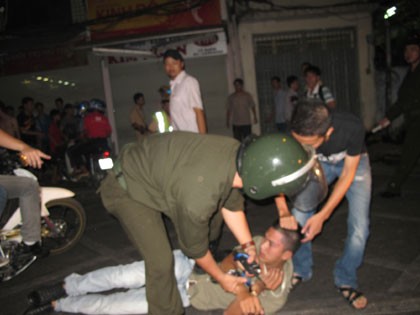 Nổ súng bắt ‘quái xế’ Nổ súng bắt ‘quái xế’