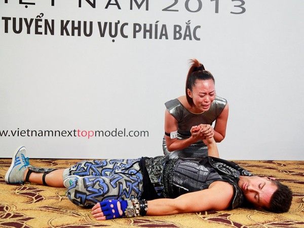 Giám khảo Nex Top Model ép thí sinh phải...điên Giám khảo Nex Top Model ép thí sinh phải...điên