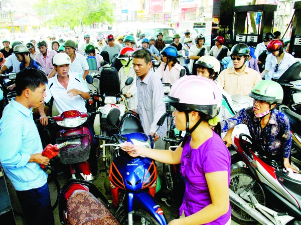 Buông lỏng quản lý kinh doanh xăng dầu Câu chuyện giá xăng vẫn chưa hạ nhiệt. Ảnh: Hồng Vĩnh