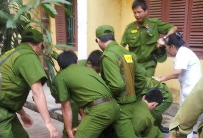 Ảo ma túy, khống chế cô gái náo loạn bệnh viện Ảo ma túy, khống chế cô gái náo loạn bệnh viện