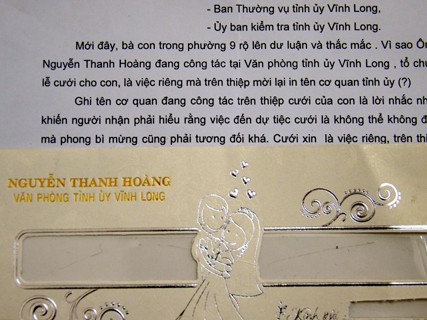 'Quan' miền Tây lại in tên cơ quan lên thiệp cưới 'Quan' miền Tây lại in tên cơ quan lên thiệp cưới