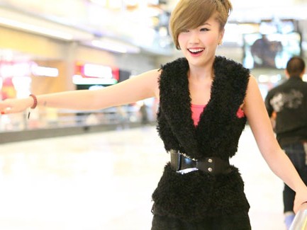 Bảo Thy khoe tài trượt băng Bảo Thy khoe tài trượt băng