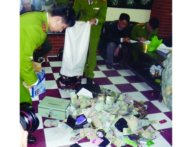Thu giữ hơn năm tỷ đồng tại sới bạc lớn nhất miền Bắc Thu giữ hơn năm tỷ đồng tại sới bạc lớn nhất miền Bắc