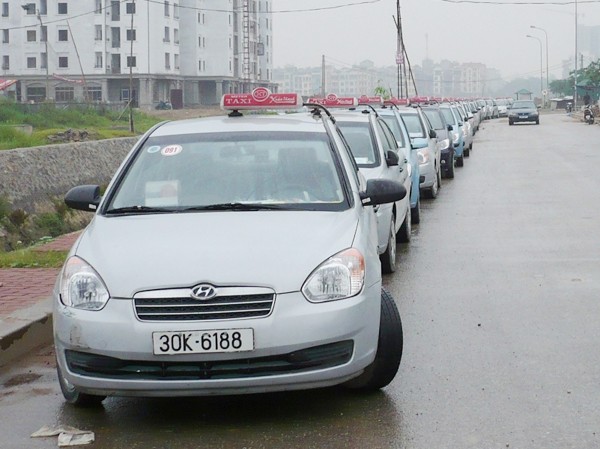 Mỗi km đường Hà Nội 'cõng' 16 taxi Theo chuyên gia, mỗi kilômét đường phải cõng 16 taxi là hậu quả của việc cấp phép ồ ạt Ảnh: Trọng Đảng
