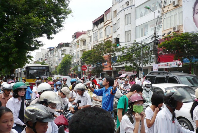 Hàng vạn học sinh ra đường từ sáu giờ Cùng với học sinh, việc đổi giờ khiến hàng vạn phụ huynh từ hôm nay phải ra đường từ 6h. Ảnh: P.V