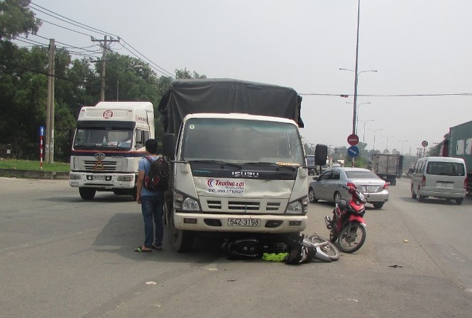 Va chạm giao thông, nam sinh viên nguy kịch Va chạm giao thông, nam sinh viên nguy kịch