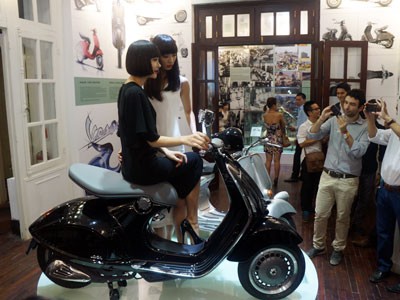 Dân chơi Việt tự nhập Vespa 946 Dân chơi Việt tự nhập Vespa 946