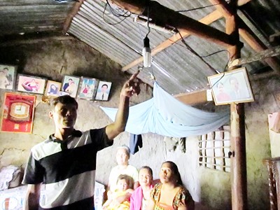 Thu nhập thấp, dùng điện giá cao Giá điện cao, đồ dùng điện duy nhất trong gia đình anh Huỳnh Minh Quốc là chiếc bóng đèn LED để thắp sáng