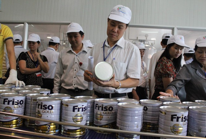 Cô gái Hà Lan với việc đảm bảo vệ sinh an toàn thực phẩm Các học viên tham quan dây chuyền sản xuất tại nhà máy