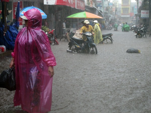 Phố Núi thành sông sau cơn mưa lớn Phố Núi thành sông sau cơn mưa lớn