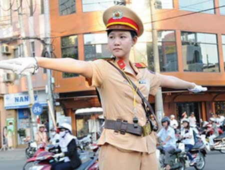 Vì sao bảy nữ CSGT Hà Nội được tặng bằng khen? Vì sao bảy nữ CSGT Hà Nội được tặng bằng khen?
