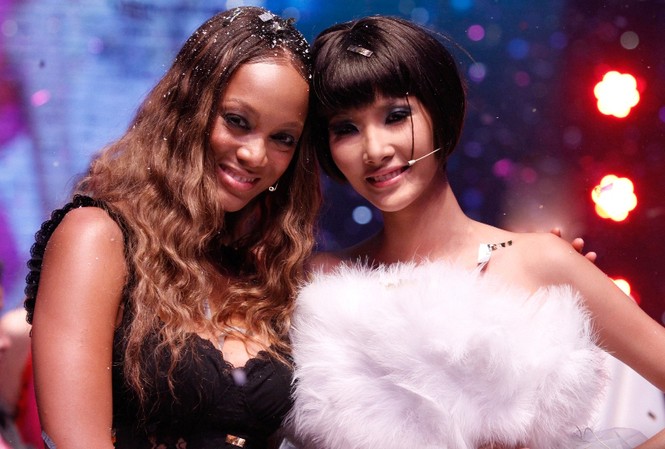 Hoàng Thùy gặp lại siêu mẫu Tyra Banks ở NY Hoàng Thùy gặp lại siêu mẫu Tyra Banks ở NY